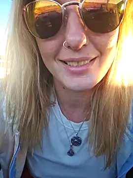 Snapshot of SheIsSomething chatting on December 3, 2025, 11:58 pm SheIsSomething online show from December 3, 2025, 11:58 pm