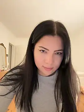 clairewntr online show from December 18, 2024, 4:06 pm