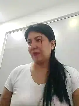 aisha latina online show from January 21, 2025, 3:21 pm