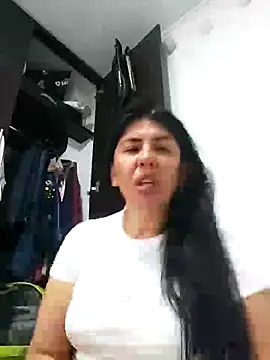 aisha latina online show from February 6, 2025, 2:37 pm