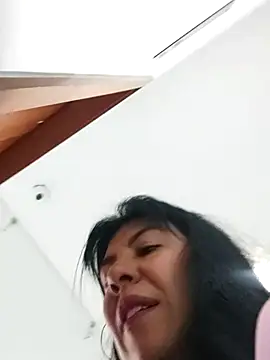 aisha latina online show from September 9, 2025, 3:22 pm