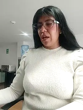 aisha latina online show from October 14, 2025, 2:07 pm