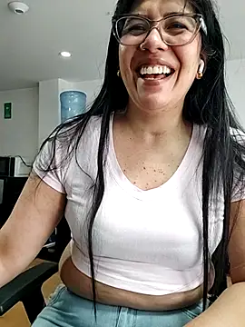 Snapshot of aisha_latina chatting on June 25, 2026, 2:43 pm aisha latina online show from June 25, 2026, 2:43 pm