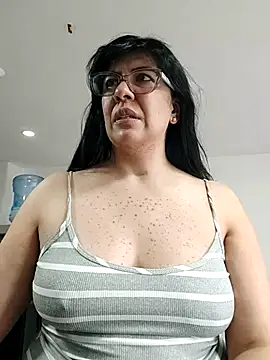 Snapshot of aisha_latina chatting on July 15, 2026, 1:27 pm aisha latina online show from July 15, 2026, 1:27 pm