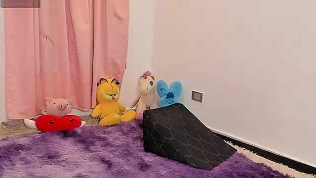 SophieRossi online show from April 8, 2026, 12:32 am