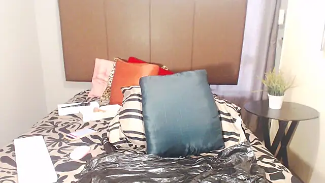 HoneyDropsX online show from February 11, 2025, 4:33 am