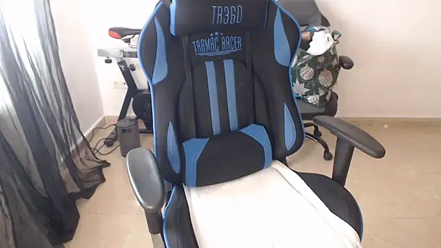 LARACRUZ30 online show from April 10, 2026, 2:55 pm