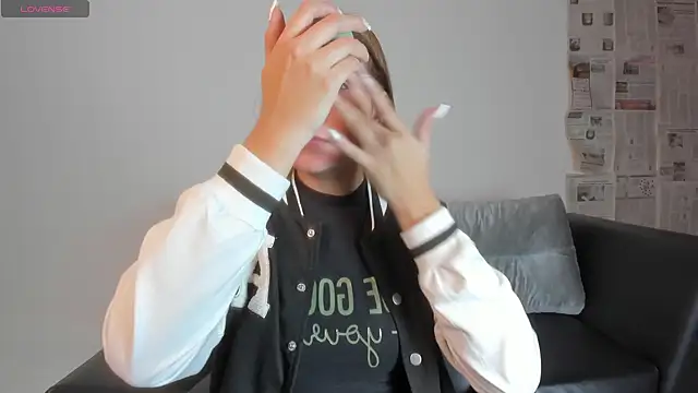 miataylorr1 online show from December 11, 2024, 11:30 am