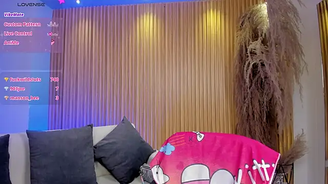 miataylorr1 online show from February 17, 2025, 7:10 pm