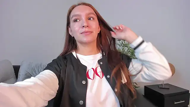 miataylorr1 online show from February 26, 2025, 12:14 pm