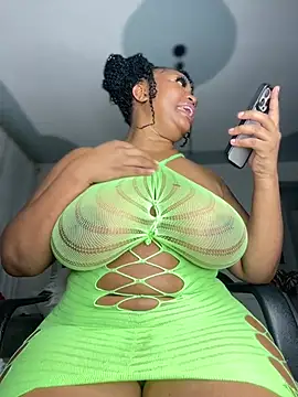 Snapshot of Hyra_Ari chatting on July 12, 2026, 6:32 pm Hyra Ari online show from July 12, 2026, 6:32 pm