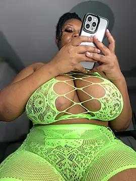 Snapshot of Hyra_Ari chatting on July 24, 2026, 8:01 am Hyra Ari online show from July 24, 2026, 8:01 am
