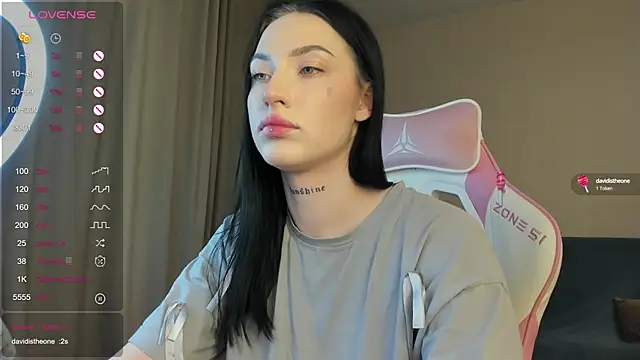 JenniferQueen11 online show from February 2, 2025, 11:40 am