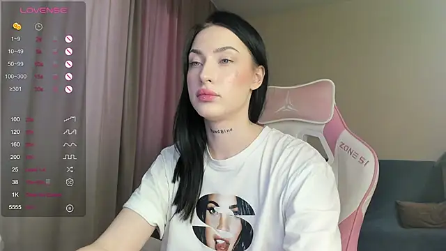 JenniferQueen11 online show from February 6, 2025, 9:43 am