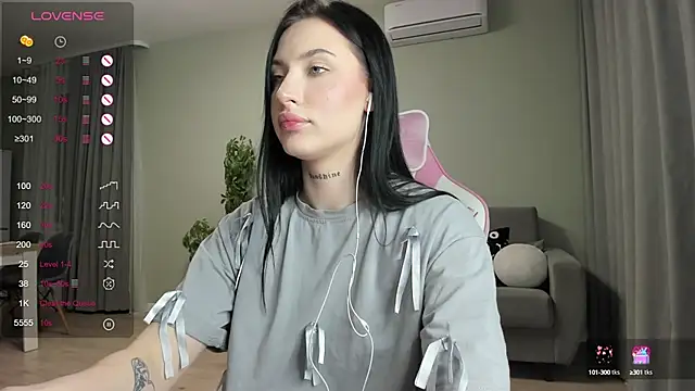 JenniferQueen11 online show from February 12, 2025, 1:59 pm