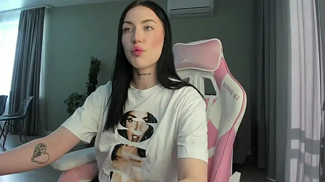 JenniferQueen11 online show from February 19, 2025, 8:22 am