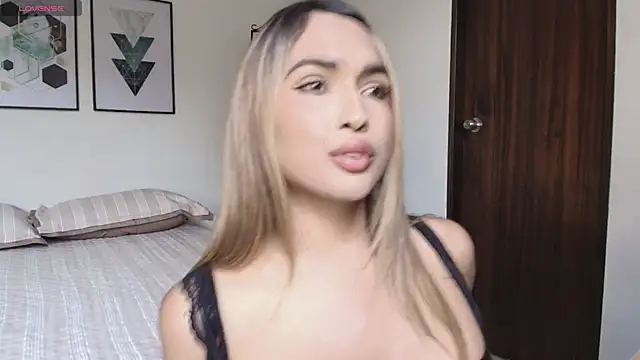 Snapshot of carminaurmommy chatting on December 21, 2025, 4:25 pm carminaurmommy online show from December 21, 2025, 4:25 pm