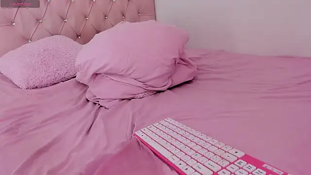 sofiaa snoww online show from March 2, 2025, 9:43 pm