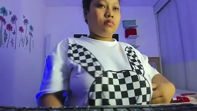 Lunastar02 online show from April 20, 2026, 7:22 am