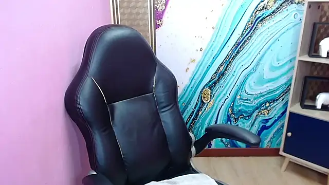 Amy Ronan online show from November 5, 2025, 4:07 pm