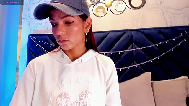 HannaPetit online show from December 21, 2025, 11:50 am