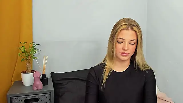 LilyBlondee online show from December 8, 2024, 7:32 pm