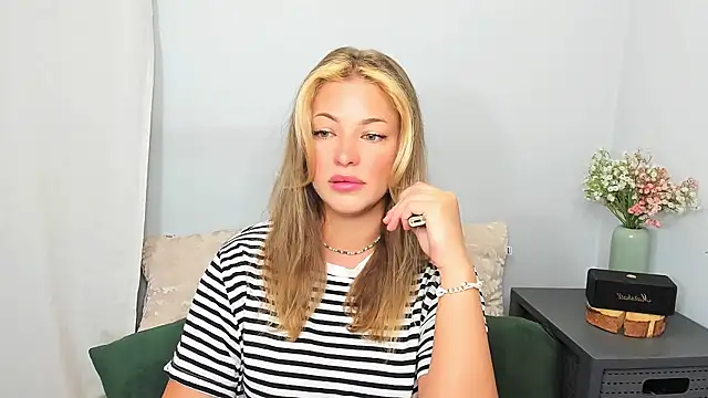 Snapshot of LilyBlondee chatting on May 30, 2026, 4:20 am LilyBlondee online show from May 30, 2026, 4:20 am