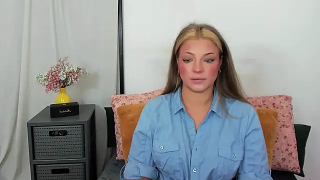 Snapshot of LilyBlondee chatting on July 10, 2026, 5:23 am LilyBlondee online show from July 10, 2026, 5:23 am