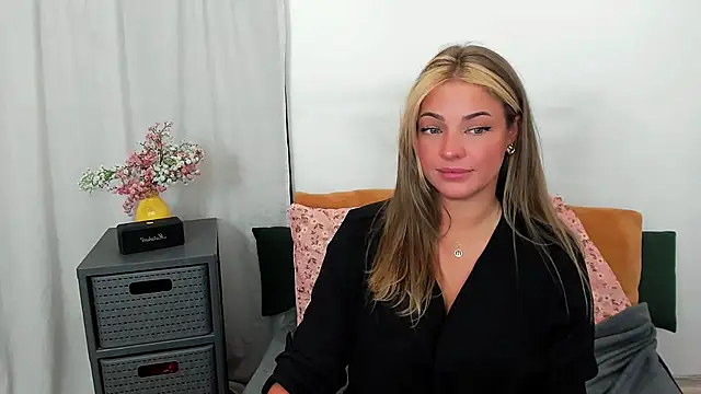 Snapshot of LilyBlondee chatting on July 14, 2026, 10:21 am LilyBlondee online show from July 14, 2026, 10:21 am