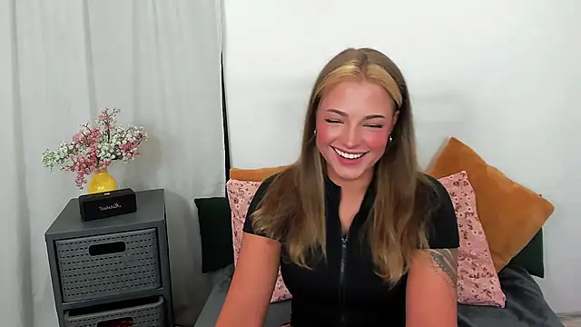 Snapshot of LilyBlondee chatting on July 15, 2026, 5:23 am LilyBlondee online show from July 15, 2026, 5:23 am