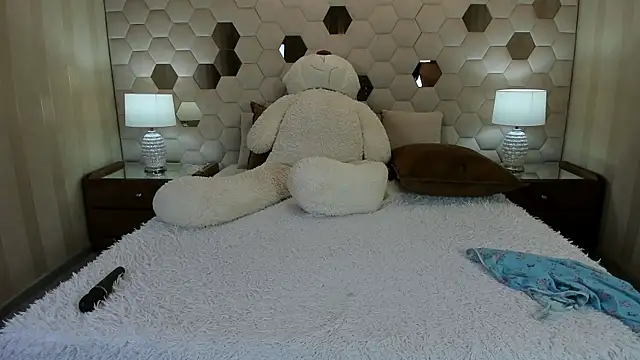 XLindaMilfX online show from April 22, 2026, 7:00 am