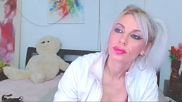 HoneyLara online show from February 8, 2026, 7:06 pm