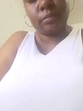 Snapshot of bigtitssxx chatting on May 8, 2026, 1:27 pm bigtitssxx online show from May 8, 2026, 1:27 pm