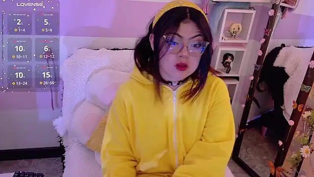 Catwhite  online show from April 11, 2026, 2:32 pm