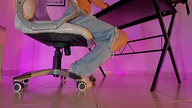 ArchieCollins online show from October 2, 2025, 3:02 am