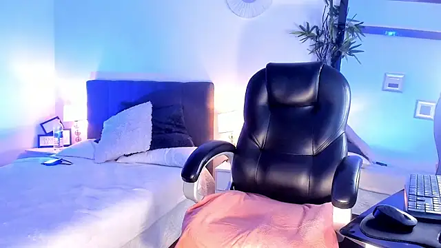 Alicee Levine online show from March 17, 2025, 9:02 pm