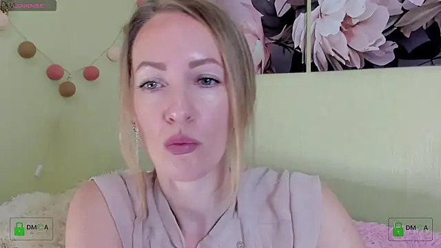 Queenymel online show from December 4, 2024, 3:43 pm