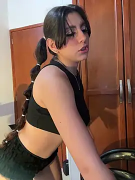 loolla 23 online show from February 25, 2025, 3:52 am