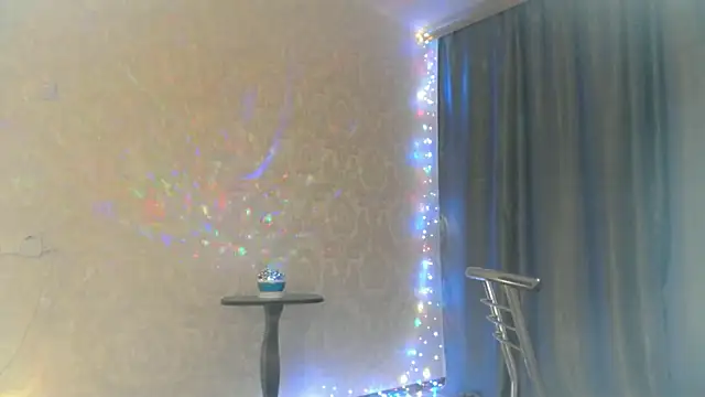 elenaza online show from September 30, 2025, 7:52 pm