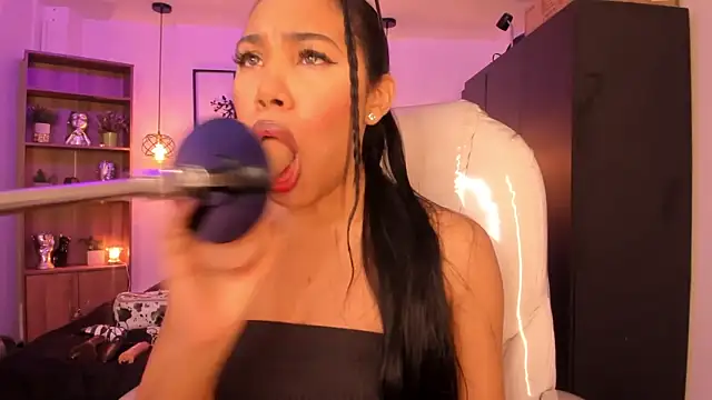 Snapshot of Olivia_ds chatting on December 30, 2024, 3:58 am Olivia ds online show from December 30, 2024, 3:58 am