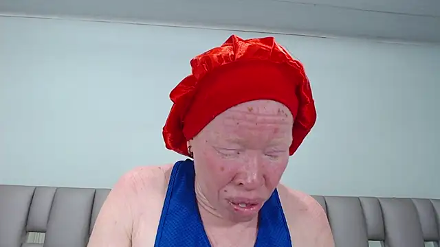 Kittywhiteass online show from September 21, 2025, 6:48 am