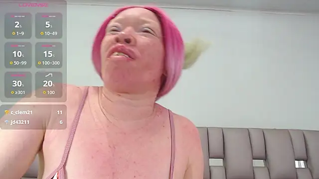 Kittywhiteass online show from November 15, 2025, 2:24 pm