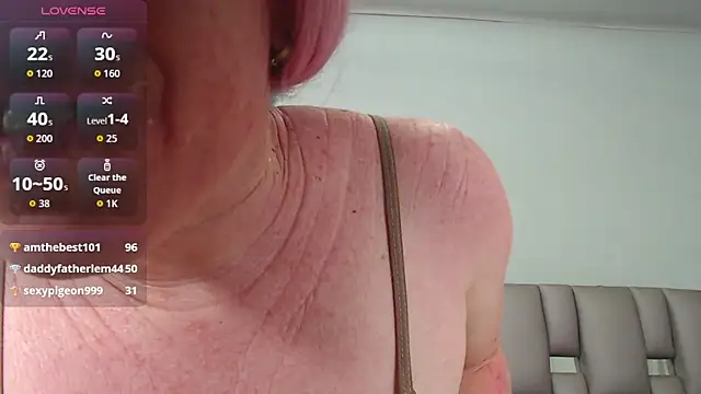 Kittywhiteass online show from November 17, 2025, 8:42 am