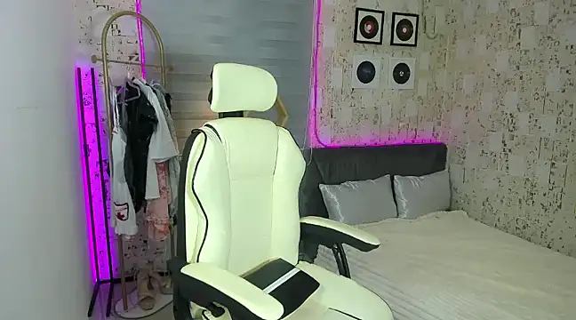 AlexandraMooree online show from January 17, 2025, 9:39 pm