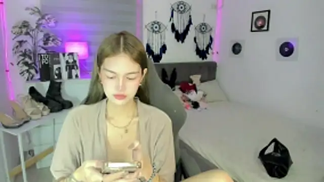 AlexandraMooree online show from April 2, 2026, 9:12 pm