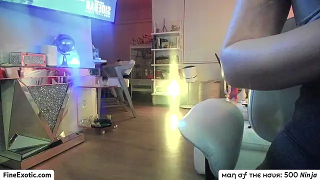 Vesaaa online show from February 19, 2025, 7:39 am