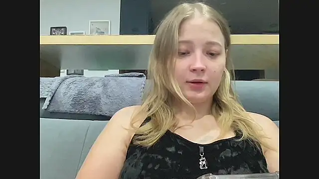 CharmingSarah online show from October 16, 2025, 4:30 pm