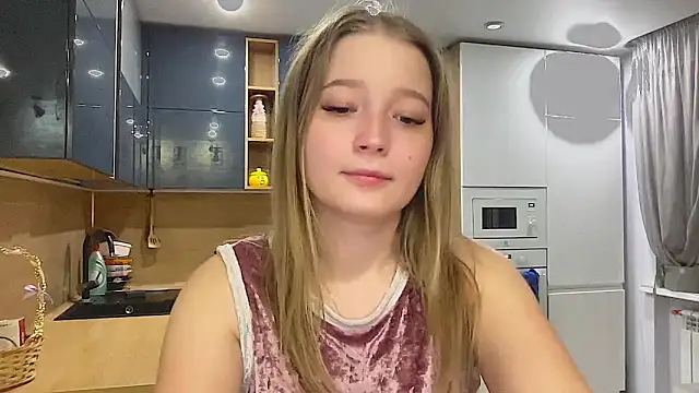 CharmingSarah online show from November 5, 2025, 2:39 pm