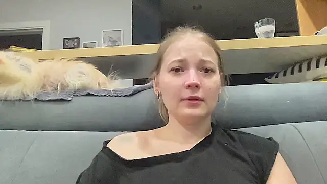 CharmingSarah online show from April 8, 2026, 4:40 pm