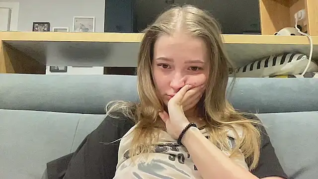 CharmingSarah online show from April 15, 2026, 4:25 pm